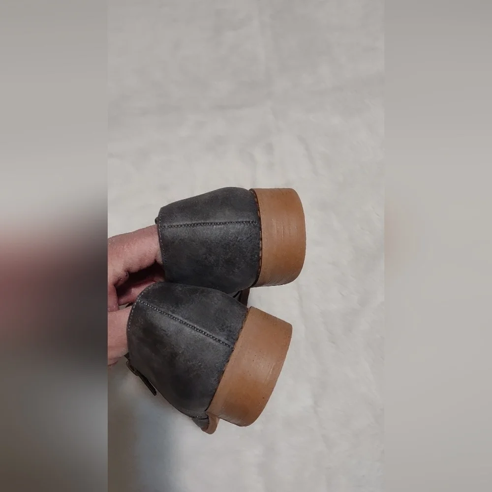 Mi.iM Gray and Brown Flats with Textured Design